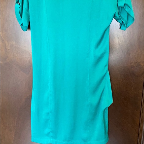 Mid-thigh high silk/satin material BCBG - Picture 6 of 7